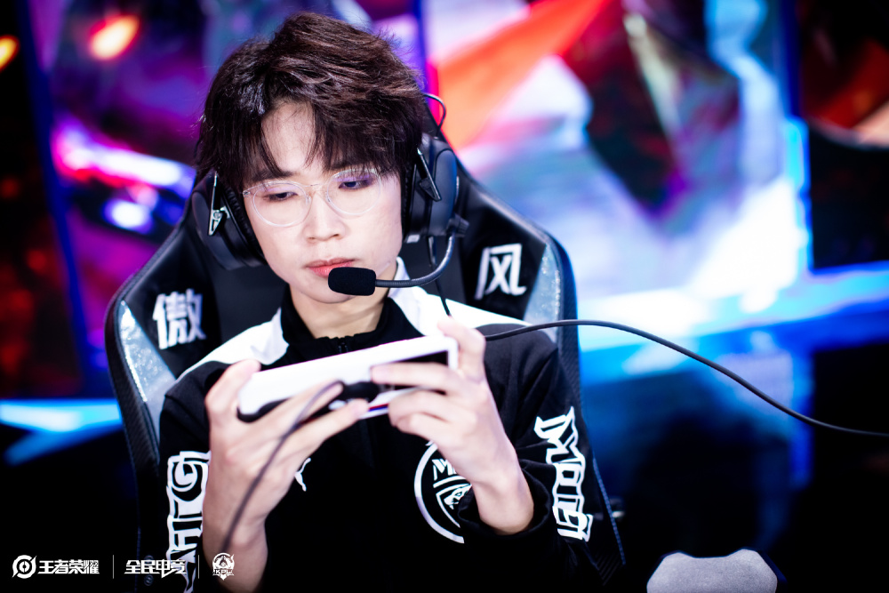 球迷们拭目 球迷们拭目