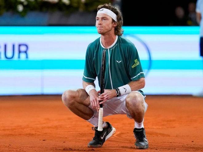 他被一名内 他被一名内